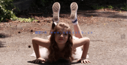  室外女童自然光线摄影避免阴影技巧视频教程 (图2)